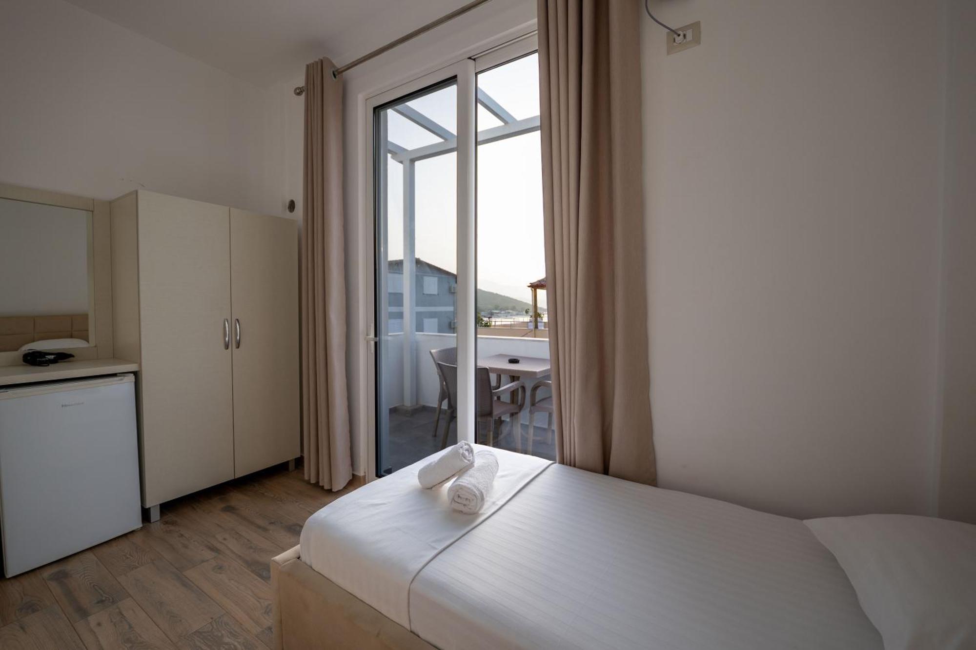 Hotel Veliaj Ксамил Экстерьер фото